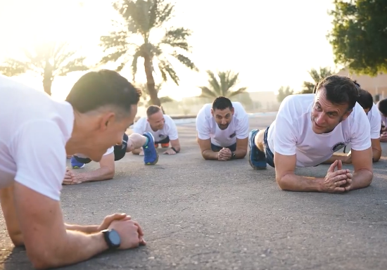 Imaginile zilei: Macron face flotări, tracțiuni, abdomene și aleargă cu soldații francezi, JD Vance a fost la pregătire cu Navy SEALs (Foto & Video)