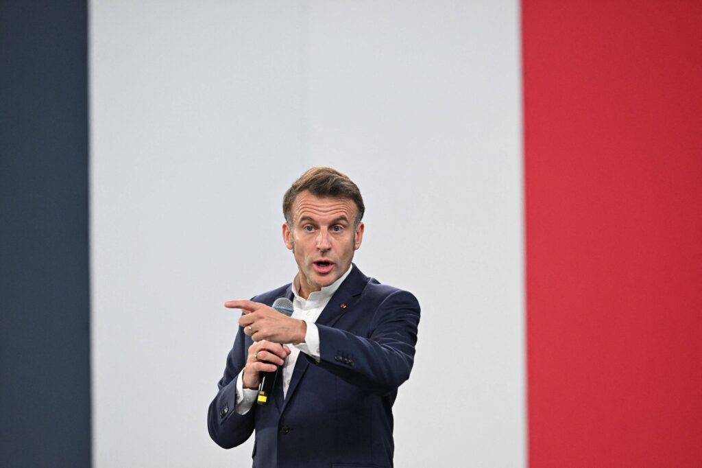 Imaginile zilei: Macron fugind de agenții chinezi (Video)
