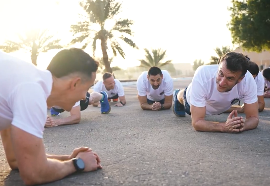 Imaginile zilei: Macron face flotări, tracțiuni și abdomene (Video)