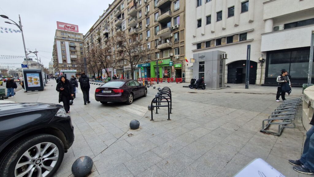 Masini parcate pe trotuar