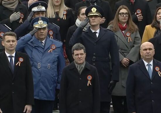 Ilie Bolojan, huiduit de suveraniști la Alba Iulia, în timp ce Nicușor Dan făcea o baie de mulțime la București (Video)