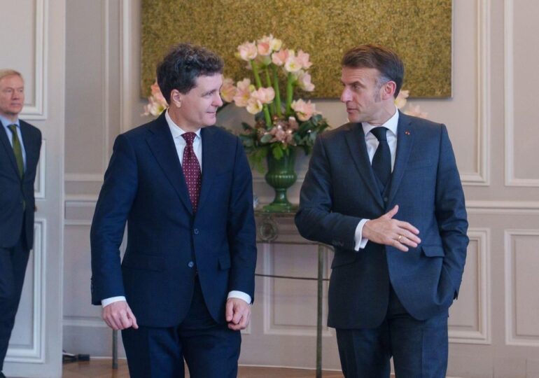 Macron vine în România în 2026. Ce a vorbit cu Nicușor Dan la Paris despre industria de apărare, strategia lui Trump și războiul hibrid (Video)