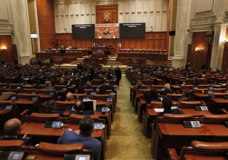Moțiunea de cenzură a fost prezentată în Parlament. Dezbaterea și votul vor avea loc lunea viitoare