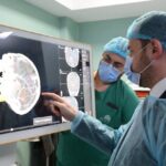 Primul RMN mobil din România dă rezultatul în 6 minute. Ministrul Sănătății a testat aparatul