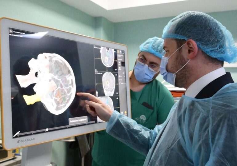 Primul RMN mobil din România dă rezultatul în 6 minute. Ministrul Sănătății a testat aparatul