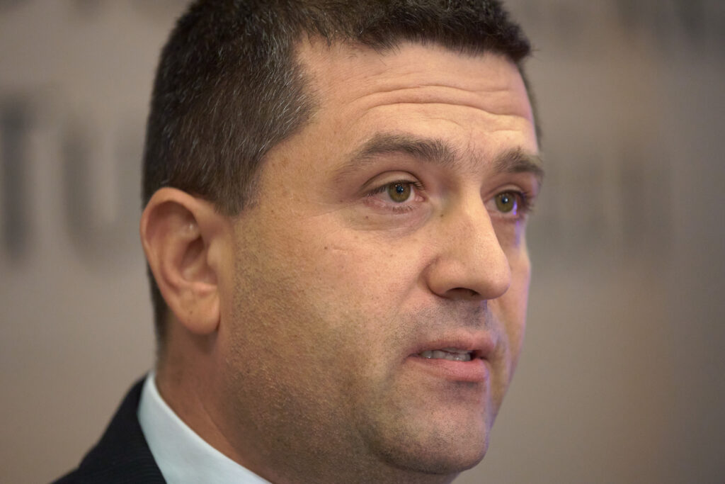 Miruță îl acuză pe șeful Romarm: A lucrat în două părți, când nu avea voie. A fost selectat „pe ochi frumoși”