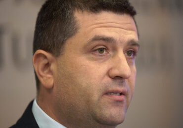 Miruță îl acuză pe șeful Romarm: A lucrat în două părți, când nu avea voie. A fost selectat „pe ochi frumoși”