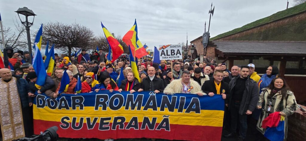 Incidente la Alba Iulia. Călin Georgescu s-a ales cu un „Marș la Moscova!”, Simion se plânge că e plimbat prin „șanțurile cetății”. „Excelența sa, domnul Nicușor Dan”, huiduit în lipsă