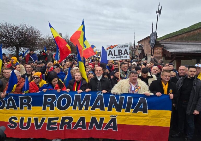 Incidente ale suveraniștilor la Alba Iulia. Călin Georgescu s-a ales cu un „Marș la Moscova!”, Simion se plânge că e plimbat prin „șanțurile cetății”. „Excelența sa, domnul Nicușor Dan”, huiduit în lipsă