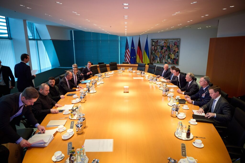 Ziua 1390 SUA și Ucraina, cinci ore de negocieri la Berlin. Rusia nu se așteaptă la ceva bun. Control total în regiunile ocupate. Kremlinul îl atacă pe Rutte