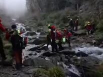 Intervenție de 16 ore în Munții Făgăraș. Un bărbat accidentat pe Valea Viștișoara a fost salvat de salvamontiști (Video)