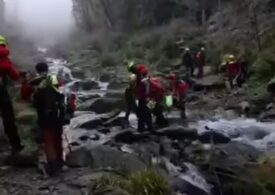 Intervenție de 16 ore în Munții Făgăraș. Un bărbat accidentat pe Valea Viștișoara a fost salvat de salvamontiști (Video)