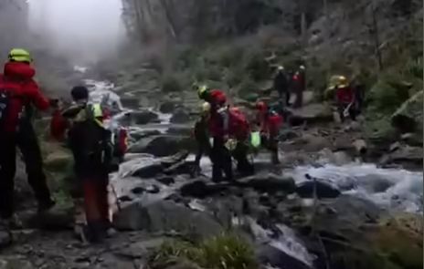 Intervenție de 16 ore în Munții Făgăraș. Un bărbat accidentat pe Valea Viștișoara a fost salvat de salvamontiști (Video)