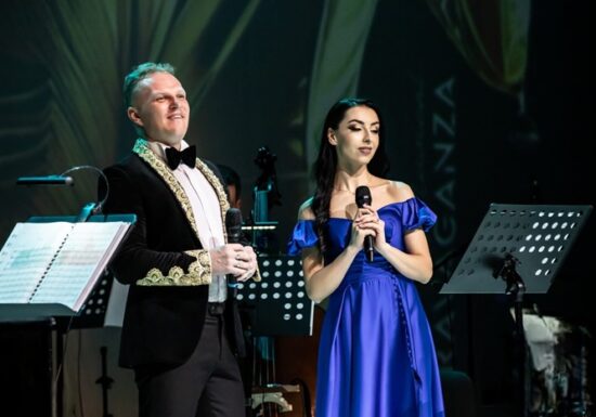 “Clopote Cântă” colind în primă audiție cu tenorul Ștefan von Korch și soprana Daniela Bucșan în concertul Christmas Extravaganza din 17 decembrie