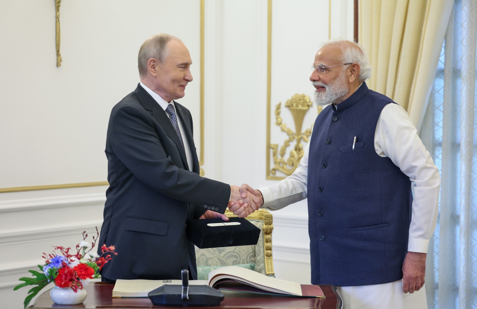 În vizită în India, Putin promite combustibil „fără întrerupere”, sfidând cererea SUA de reducere a importurilor de petrol rusesc