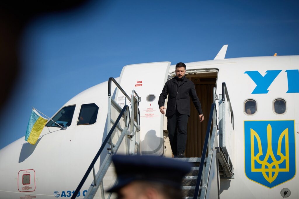 Avionul lui Zelenski, urmărit de drone militare suspecte, înainte de aterizarea la Dublin