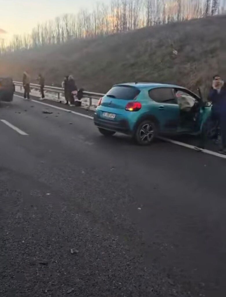Grav accident în județul Olt. Au fost implicate 11 mașini în care se aflau 32 de persoane (Video)