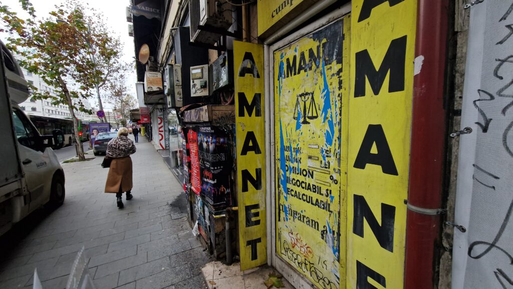 afișe si pereți murdari pe Magheru