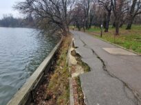 Radiografia neputinței. În 8 ani, primarii Capitalei nu au reușit să repare niște amărâte de maluri de lac, în parcul-monument istoric Herăstrău. S-a făcut un picuț doar de ochii Facebook
