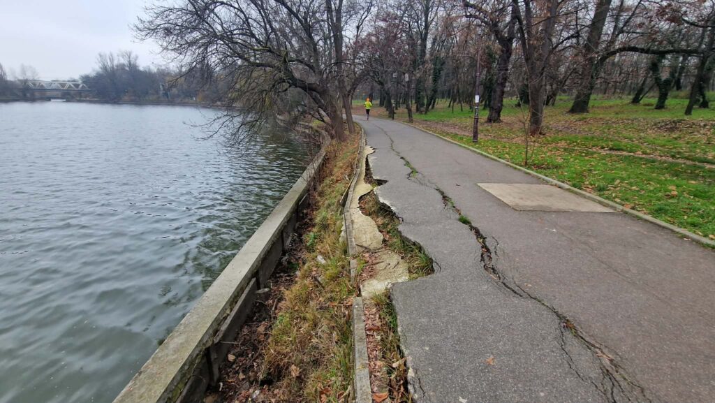 alee care se prabuseste in lac