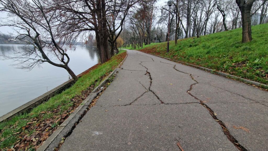 alee crapata Herastrau 2