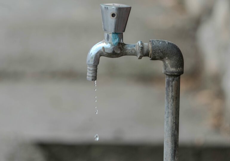 Ministerul Mediului se spală pe mâini de orice vină pentru criza apei de la Paltinu. Susține că nu a fost informat