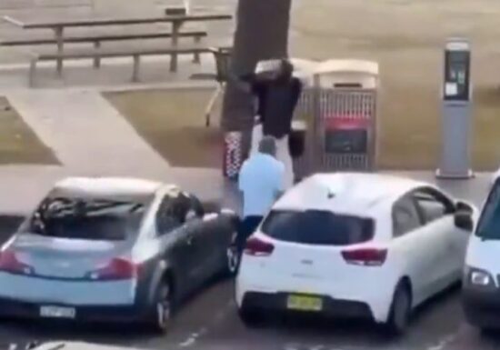 Atac armat pe o plajă celebră din Australia: 16 morți, 40 de răniți <span style="color:#990000;">UPDATE</span> A fost declarat atac terorist care a vizat comunitatea evreiască (Video)