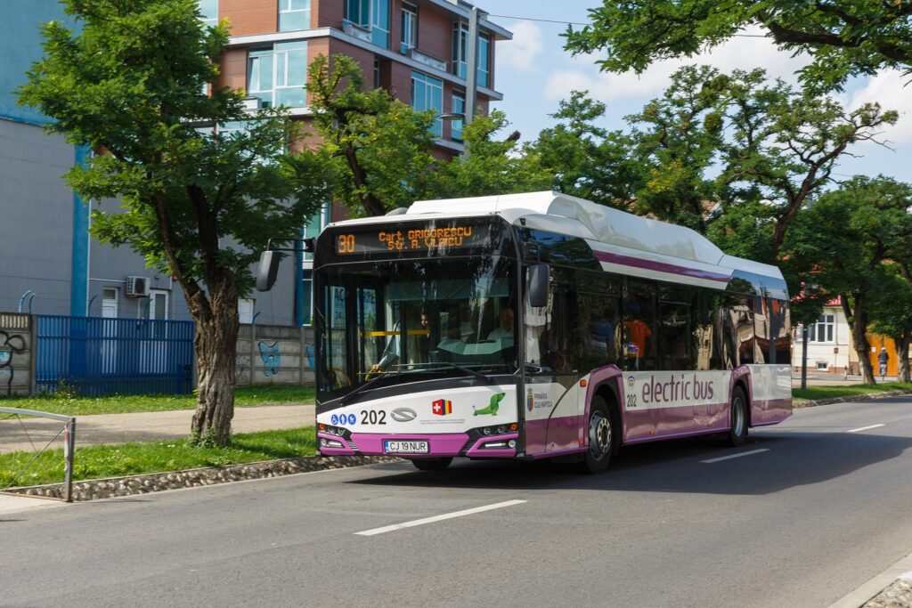 Americanii scriu despre orașul din România unde plătești biletul de autobuz cu genuflexiuni: 20 de mișcări și călătorești gratis