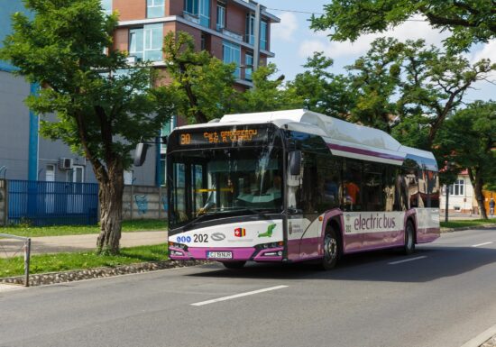 Americanii scriu despre orașul din România unde plătești biletul de autobuz cu genuflexiuni: 20 de mișcări și călătorești gratis