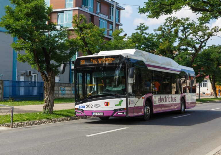 Americanii scriu despre orașul din România unde plătești biletul de autobuz cu genuflexiuni: 20 de mișcări și călătorești gratis