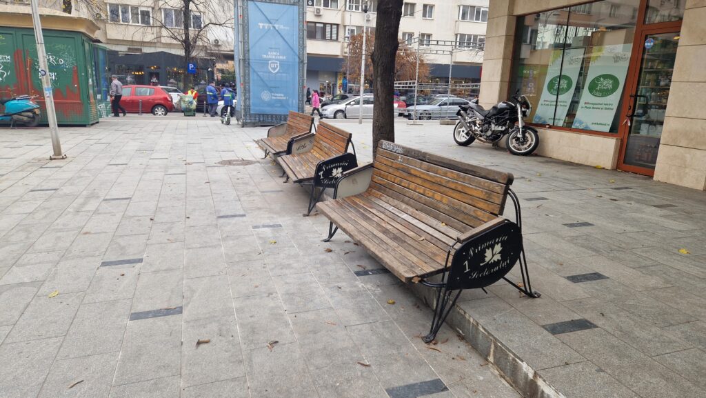 banci asezate anapoda Amzei