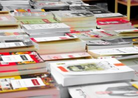 Un profesor universitar îl ironizează pe președintele Academiei Române care acuză presiuni ale editurilor pentru păstrarea programei școalare la Română