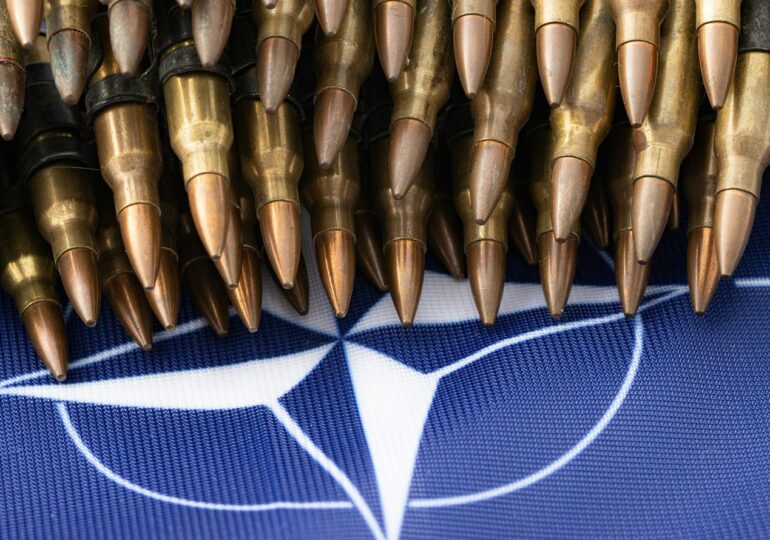 Vânzările globale de arme au atins niveluri record, Europa se înarmează până în dinți din cauza Rusiei. Ce face România