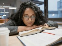 OCDE: Elevii din România au rezultate sub media UE la matematică, citire și științe