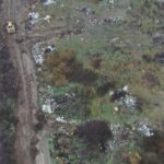 Depozitarea ilegală a deșeurilor, urmărită cu drona. Prima a fost prinsă o primărie, care a rămas fără buldozer