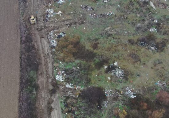 Depozitarea ilegală a deșeurilor, urmărită cu drona. Prima a fost prinsă o primărie, care a rămas fără buldozer