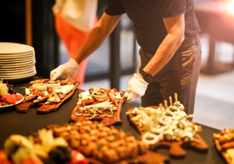 Ce înseamnă servicii de catering de calitate: de la meniu la livrare