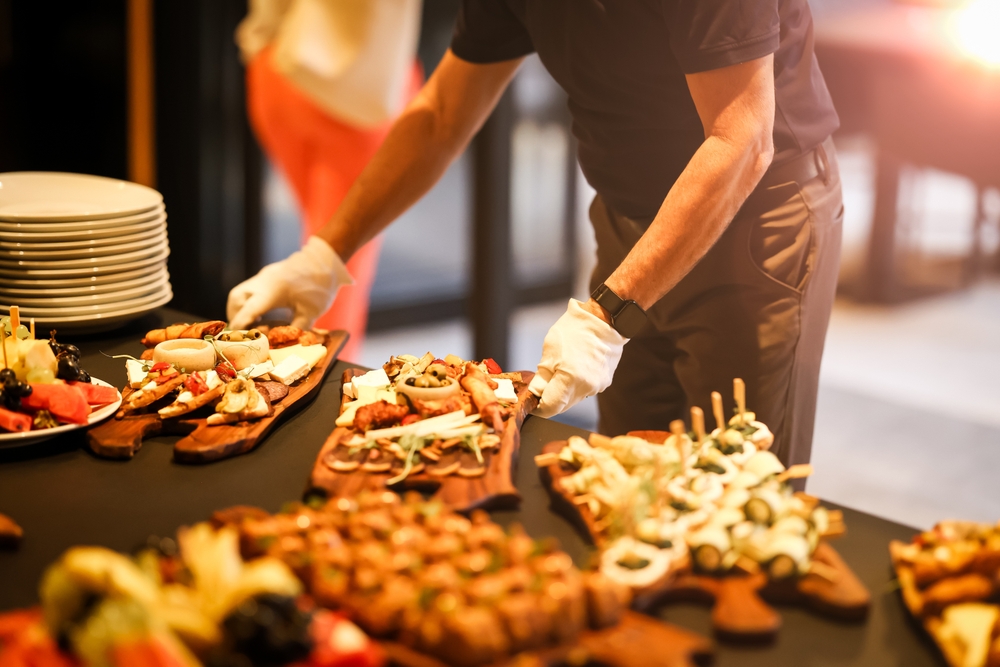 Ce înseamnă servicii de catering de calitate: de la meniu la livrare