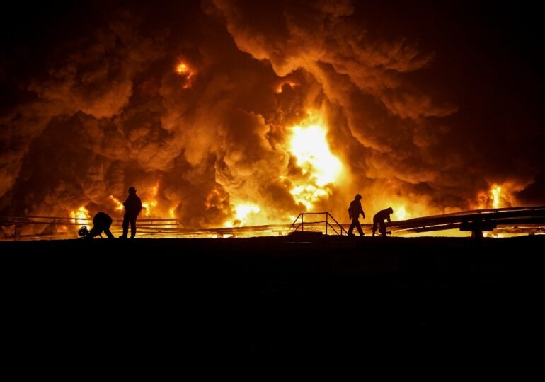 <span style="color:#990000;">Ziua 1388</span> Odesa a rămas fără curent și apă. O dronă a picat lângă un bloc din Rusia, rafinărie în flăcări la 700 km de Ucraina (Foto & Video). Kievul cere zonă demilitarizată în Donbas