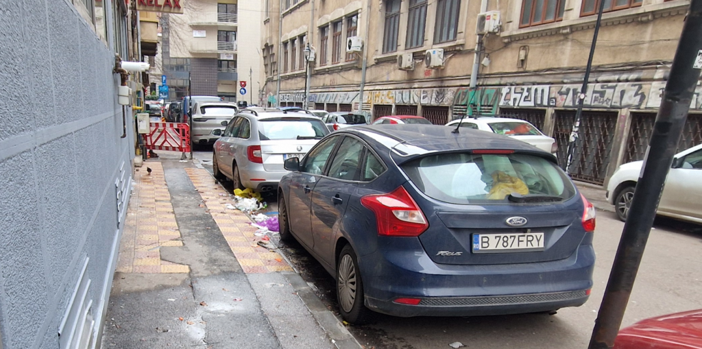 gunoi pe strada adiacenta