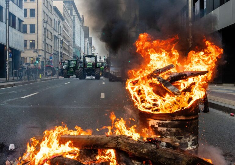 Proteste violente ale fermierilor la Bruxelles, în ziua summitului UE. Poliția a folosit tunuri cu apă și gaze lacrimogene (Video)