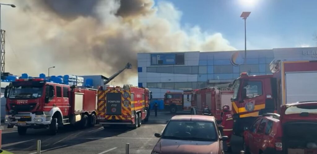 Incendiu puternic la un depozit din București, pe bulevardul Iuliu Maniu. RO-Alert pentru populație (Video) – UPDATE