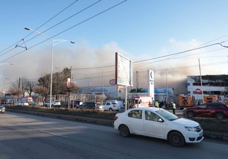 Incendiul de pe Iuliu Maniu: Calitatea aerului, monitorizată permanent. Ce arată măsurătorile și încotro se deplasează norul de fum