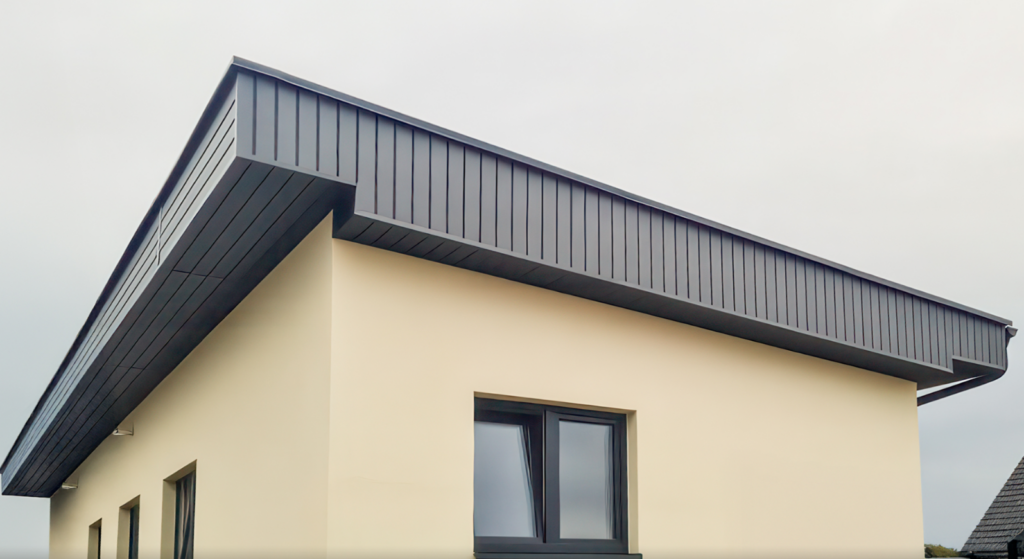 Lambriurile metalice pentru exterior – soluția modernă și versatilă pentru finisarea casei