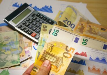 Criza politică depreciază puternic leul. Euro a ajuns la cel mai mare nivel din istorie UPDATE Reacția BNR