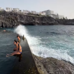 Un român a murit luat de valuri într-o piscină naturală din Tenerife