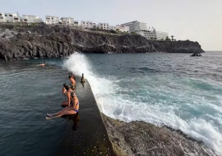 Doi români au murit luați de valuri într-o piscină naturală din Tenerife