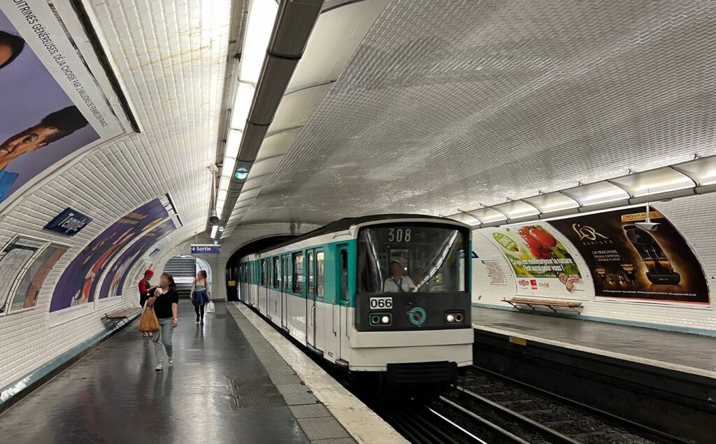 Un român a fost arestat după ce a atacat cu un ciocan doi pasageri la metroul din Paris
