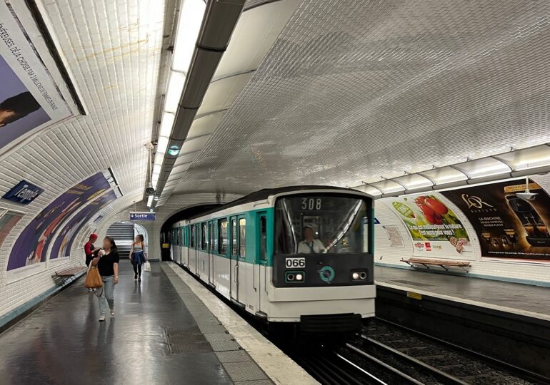 Un român a fost arestat după ce a atacat cu un ciocan doi pasageri la metroul din Paris