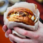 Dacă mama doar miroase alimente bogate în grăsimi, copilului îi crește riscul de obezitate